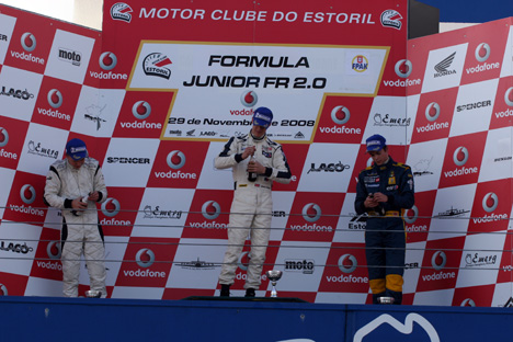 James Calado øverst på podiet, her flankeret af Kevin Magnussen (tv) samt Adrian Quaife-Hobbs (th) der besatte 3. pladsen.
(Foto: FullFrameSports.net / Mário Correia)